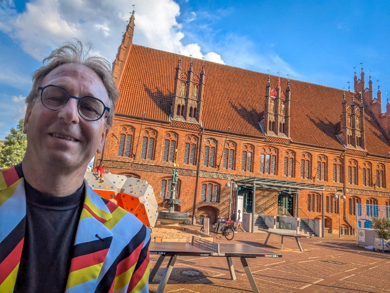 Patrick voor het Oude Raadhuis in Noord-Duitse baksteengotiek