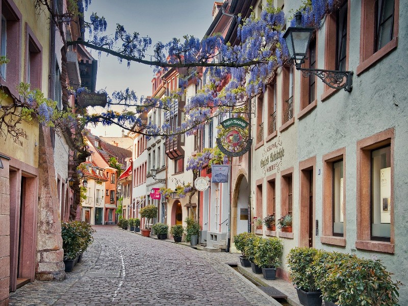 Charmante straatjes in de altstadt van Freiburg in het Zwarte Woud, Zuid Duitsland
