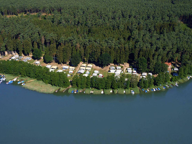 De rustige en mooi gelegen camping am Ziernsee in Duitsland nabij het duizend merengebied van Mecklenburg Voorpommeren