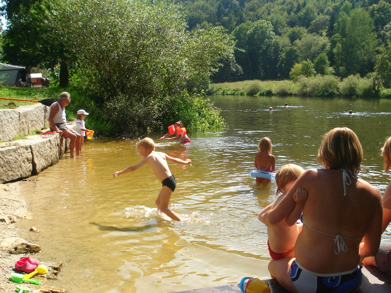 Spelen aan de oever van de rivier de Naab in Beieren.