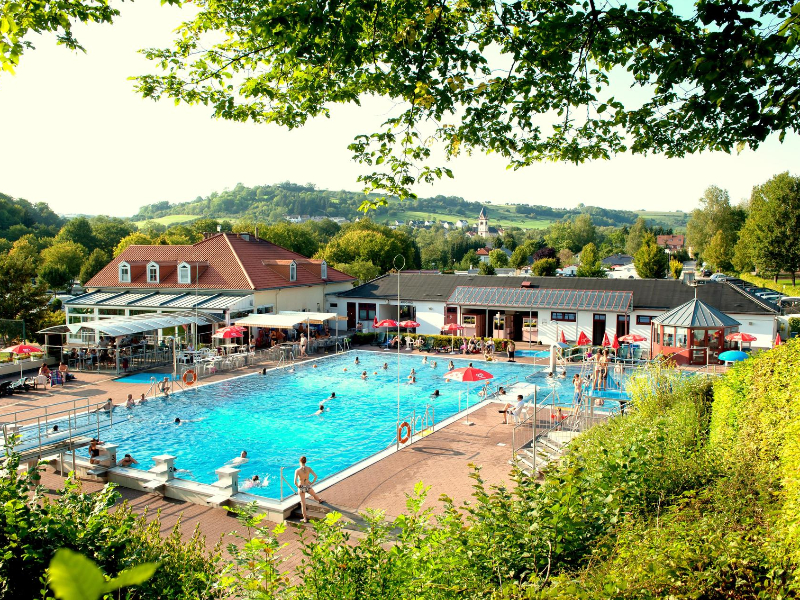 De uitgebreide Prumtal camping Oberweis in de Eifel, het Zuiden van Duitsland