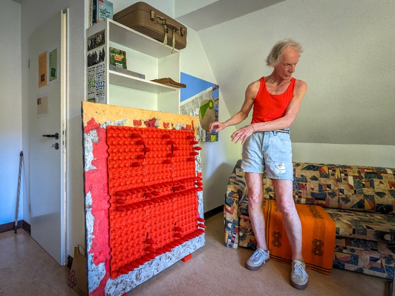 Signore Buccis geeft in zijn atelier uitleg over een kunstwerk