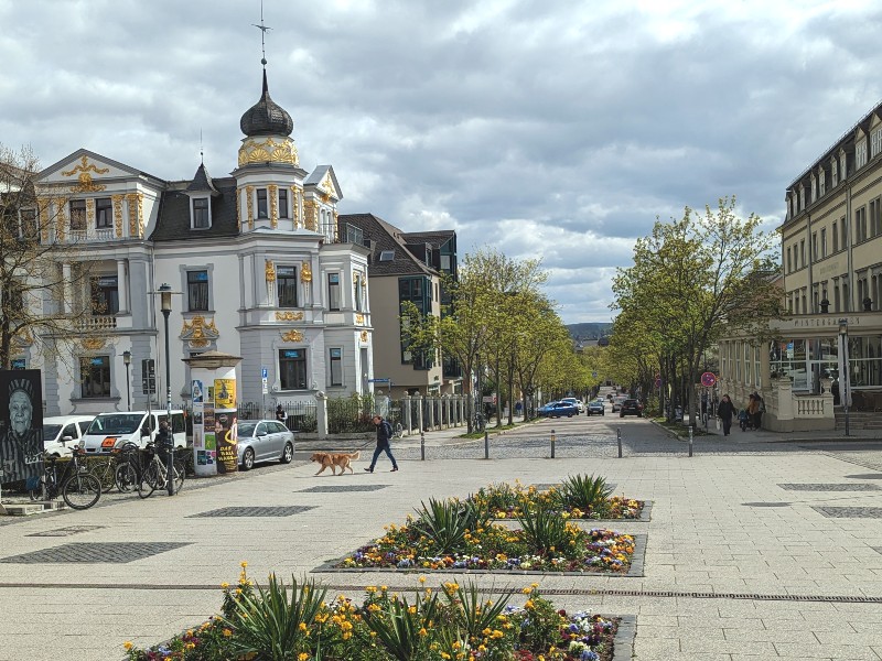 Vanaf het station loop je de August Badert Platz op