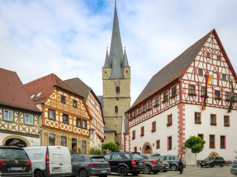 Auto's op het Marktplein met vakwerkhuizen in Zeil am Main