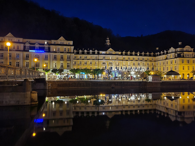 Het prachtige Häckers Hotel in de nacht bij Bad Ems 