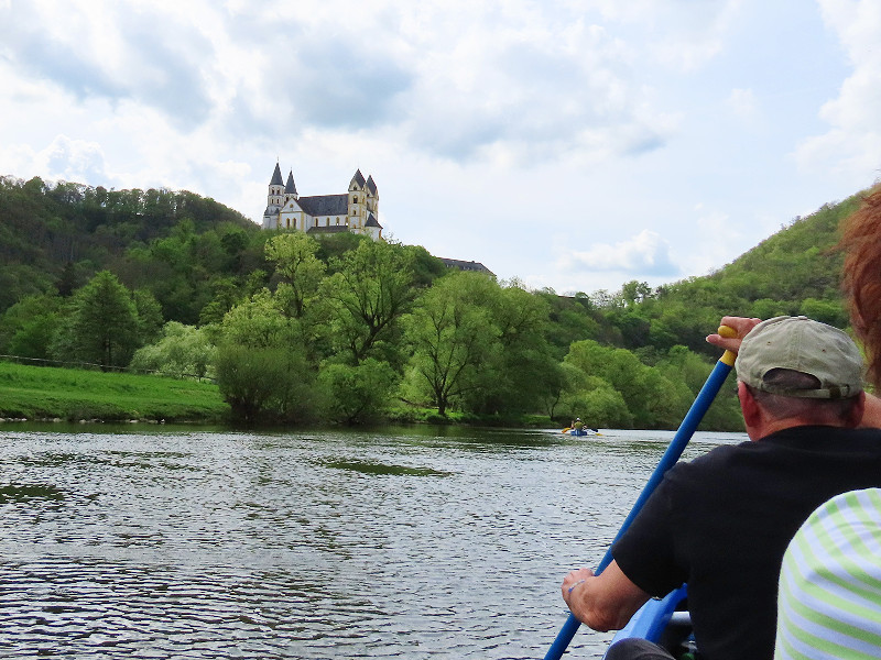 Met de kano over de Lahn varen langs het klooster Arnstein