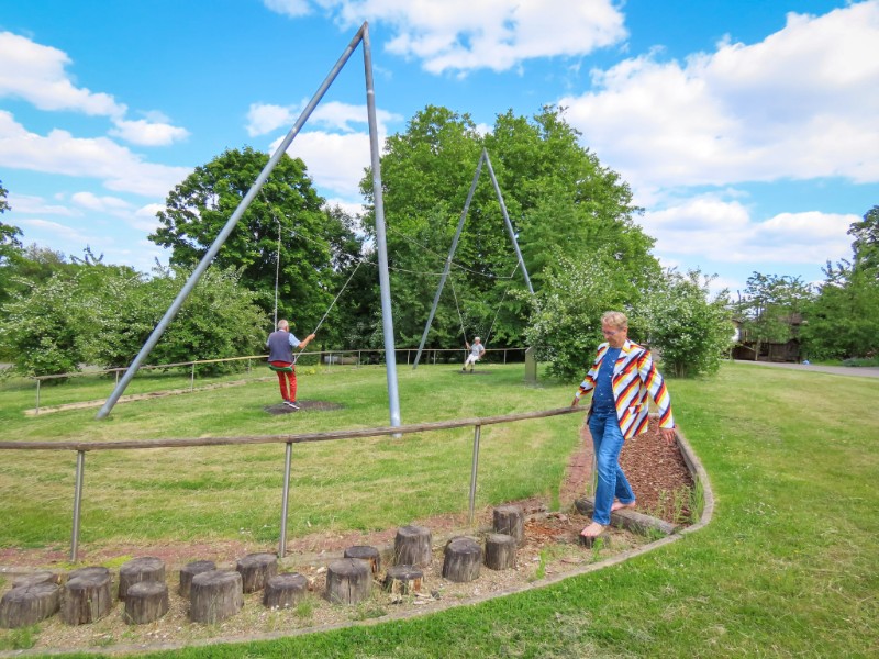 Patrick op het blotevoetenpad in het kuurpark van Bad Essen