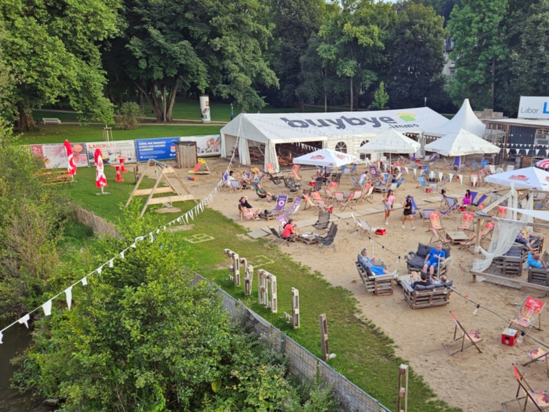 Langs de rivier kan je lekker chillen bij deze gezellige strandbar