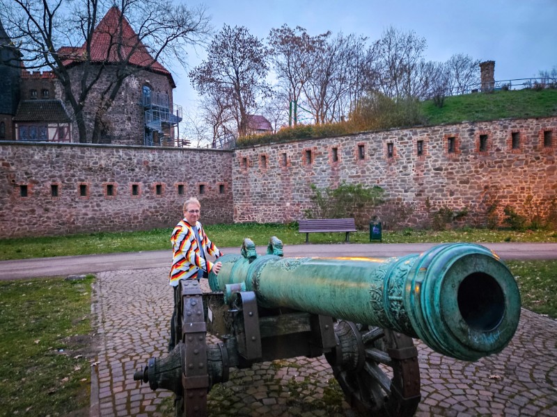 Patrick bij het kanon in het Bastion Preussen