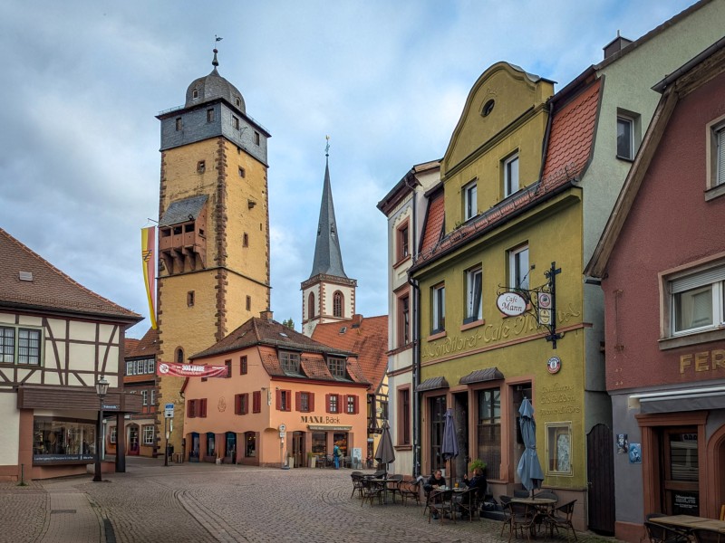 De Bayersturm met daarachter de St. Michaelskerk