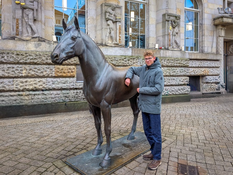 Zeb bij het beeld van het Oldenburger paard Donnerhall in de Lange strasse