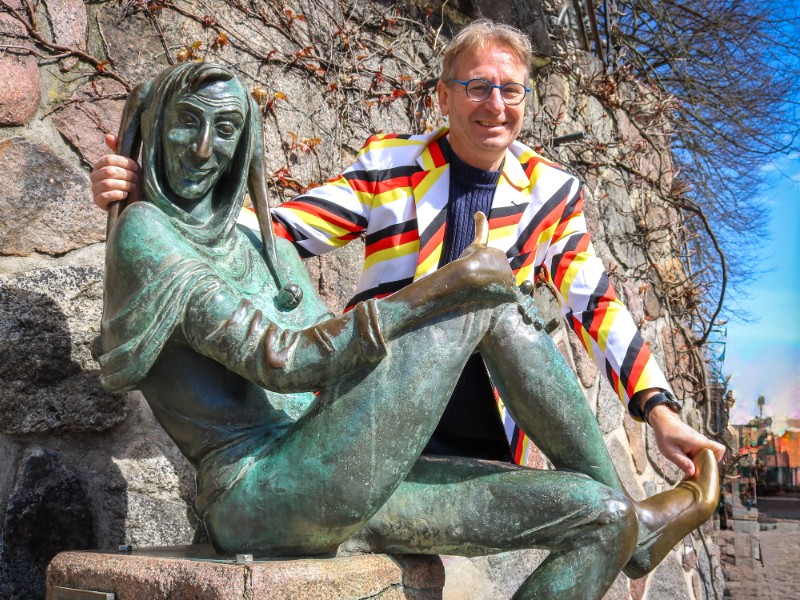 Patrick bij het beeld van Tijl Uilenspiegel in Mölln