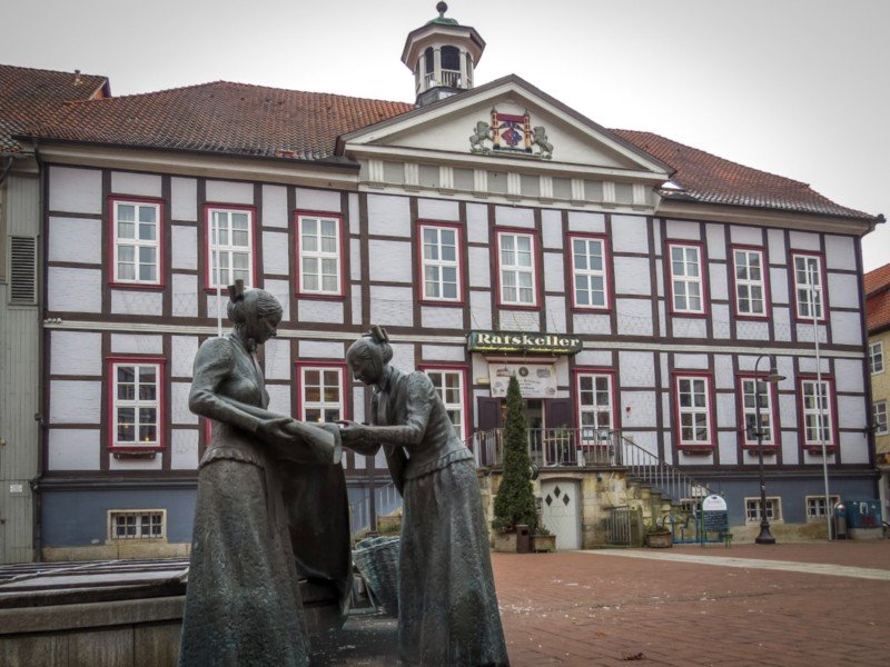 Beelden voor de Ratskeller in Lüchow tonen de lakenhandel van de stad
