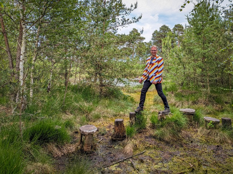 Patrick op een belevenispad in het Tister Bauernmoor