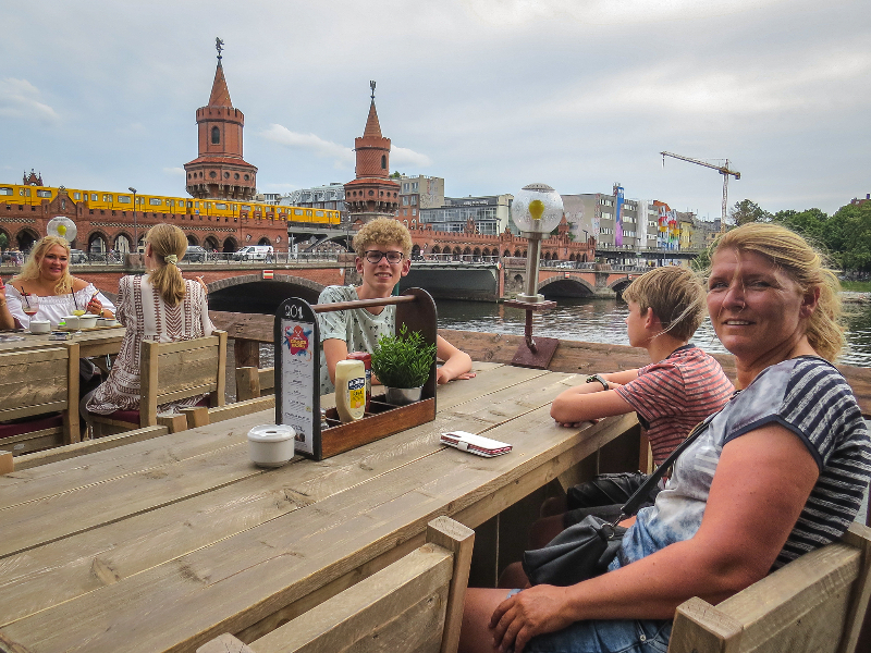 Op een terrasje met op de achtergrond de mooiste brug van Berlijn: de Oberbaum Brücke