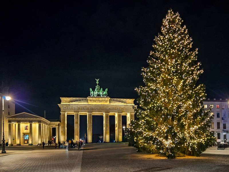 Kerstboom bij de Brandenburger Tor in Berlijn