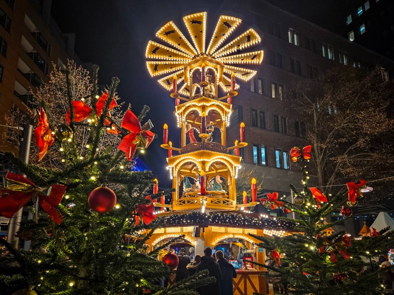 Een Piramide op de kerstmarkt van Berlijn