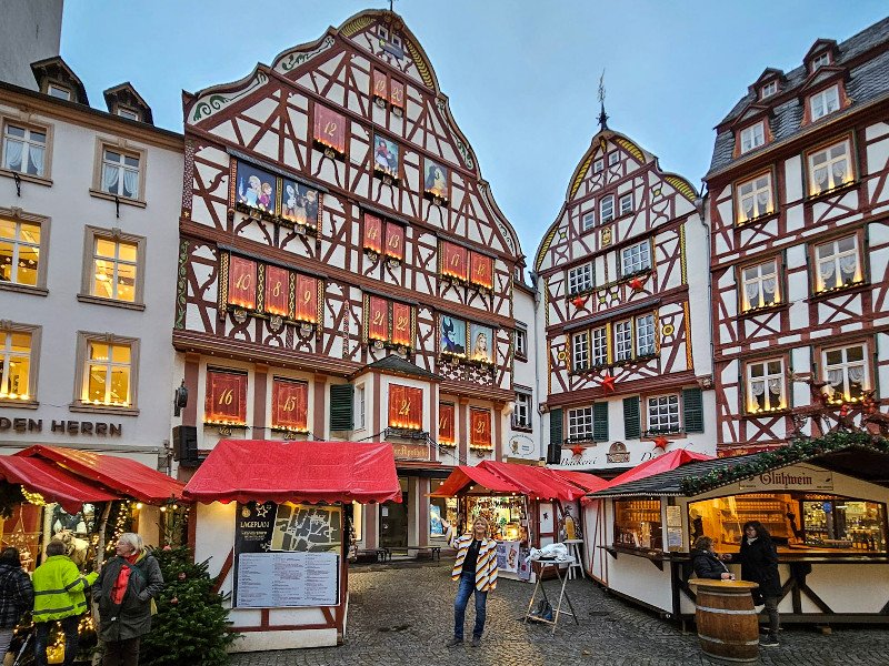 Sabine bij de adventskalender in Bernkastel-Kues
