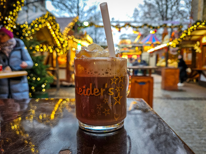 Warme chocolademelk op de kerstmarkt in Bielefeld