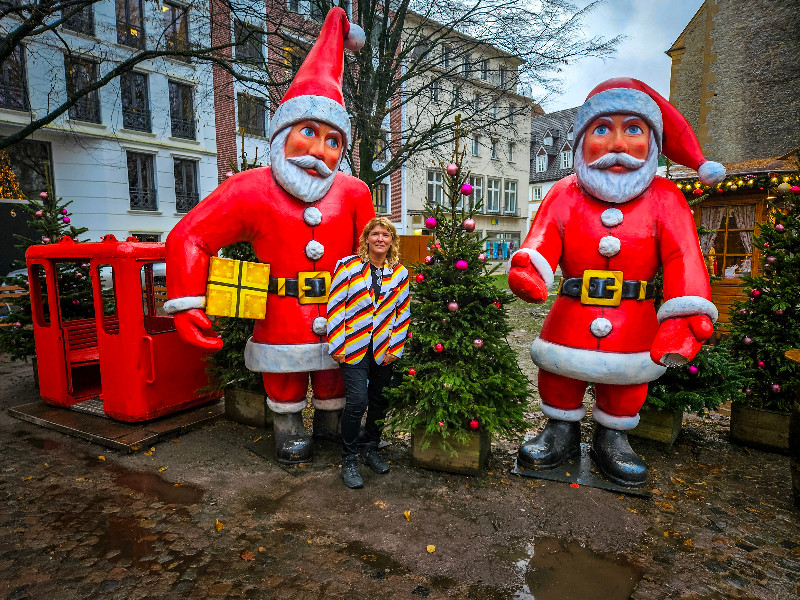 Sabine met de kerstmannen op de kerstmarkt in Bielefeld