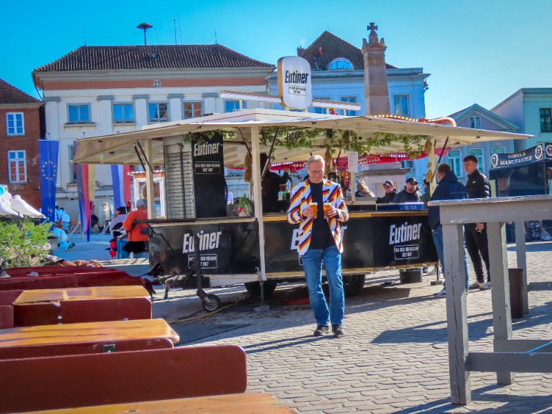 Op de streekmarkt in Eutin drinken we ook een lokaal biertje