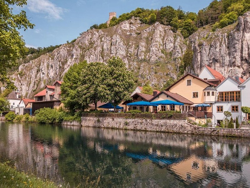 Terras aan het water bij bierhotel en Brauereigasthof Schneider