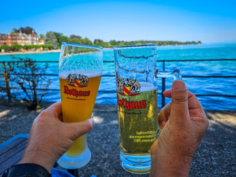 We nemen een biertje aan de Bodensee in Konstanz