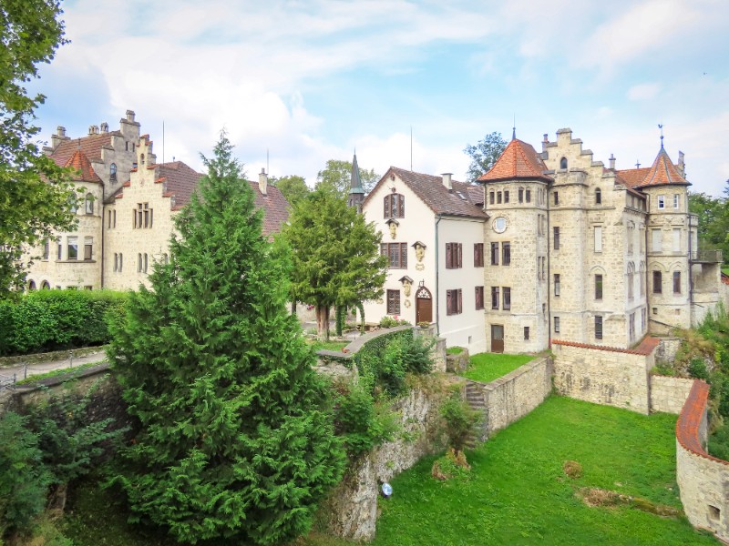 Bijgebouwen van Kasteel Lichtenstein, gezien vanaf de brug naar het slot