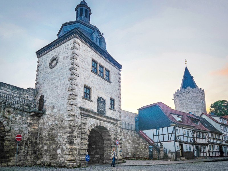 Patrick loopt door de Frauentor de binnenstad van Mühlhausen in