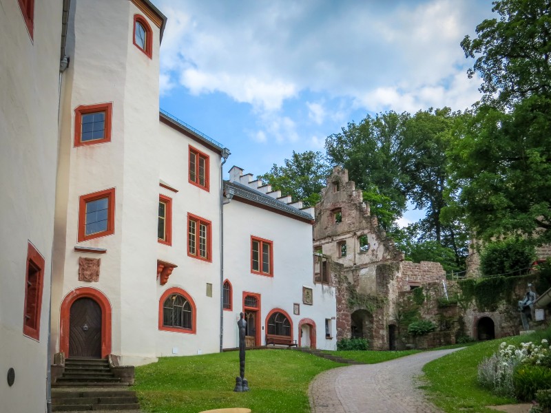 De binnenplaats van Burg Miltenberg, waar de twee stijlen duidelijk te zien zijn