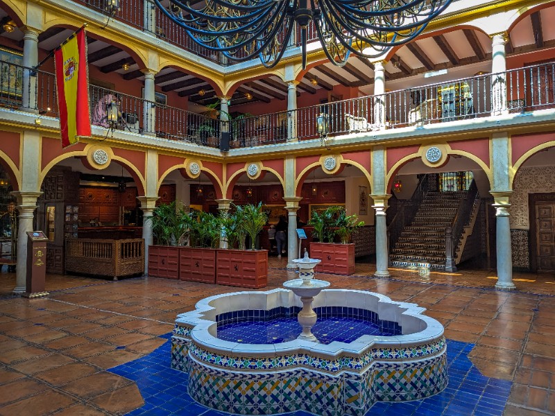 De binnenplaats van Hotel El Andaluz