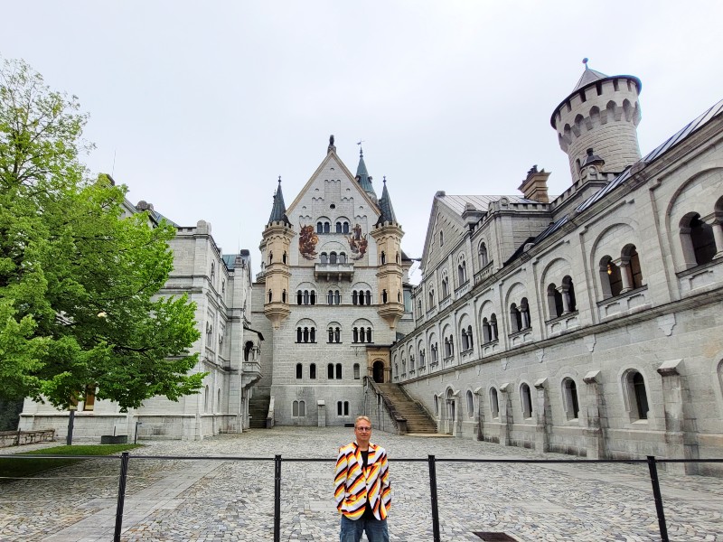 Patrick poseert op de binnenplaats van Neuschwanstein