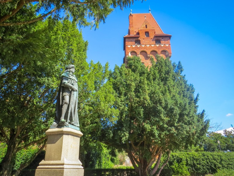 Beeld van keurvorst Friedrich I en Kapitelturm op het binnenterrein van de burcht van Tangermünde