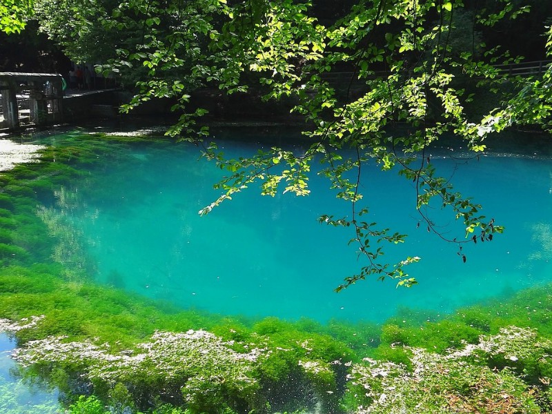 Blautopf, de bron van rivier de Blau, die bij Ulm in de Donau stroomt