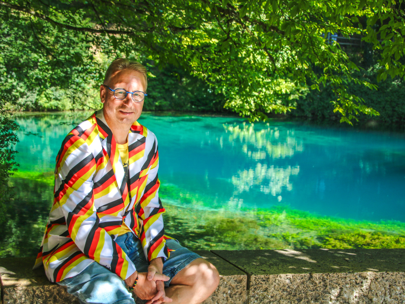 Patrick bij het felblauwe water van de beroemde Blautopf in Blaubeuren