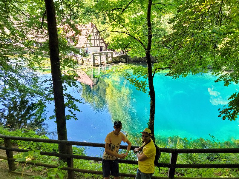 Patrick en Zeb bij de Blautopf bron