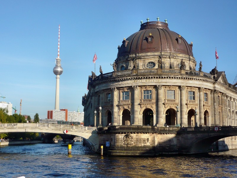 Het Bode-museum op het Museuminsel met op de achtergrond de beroemde TV-toren van Berlijn
