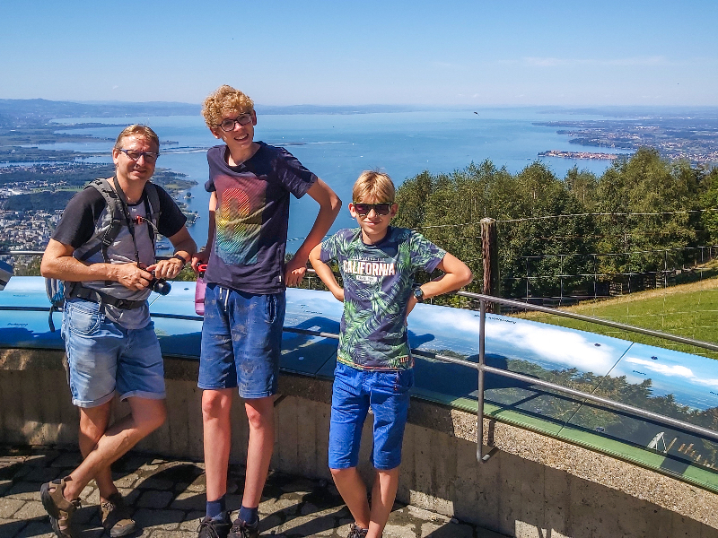 Patrick en de jongens kijken uit over de Duitse Bodensee, ook wel Lake Konstanz genoemd