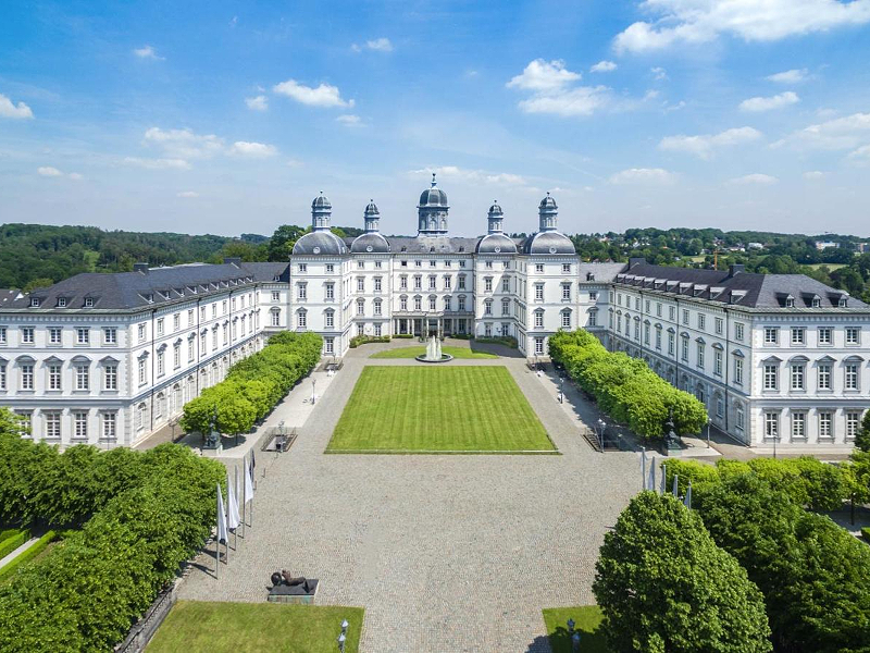 Het schitterende paleis waarin het Althoff Grandhotel met spa gevestigd is