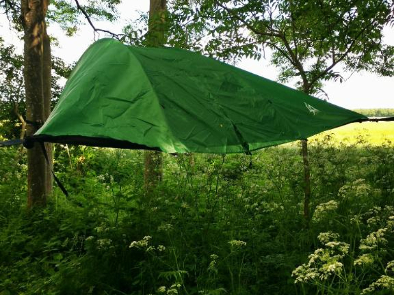 Slapen onder de sterren aan de Oostzeekust van Duitsland kun je doen in een unieke boomtent bij Baumzelt Björnson