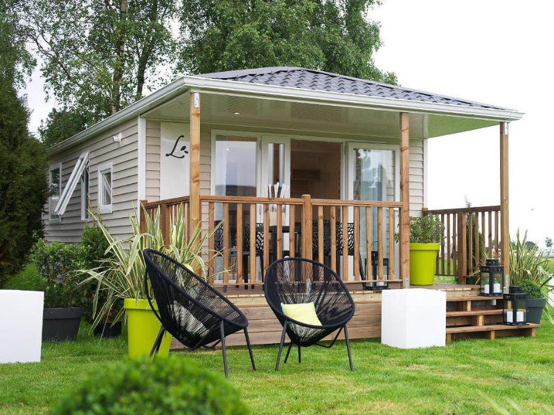 Nette stacaravans kun je vinden op campingplatz Junferweiher in de Eifel in Duitsland