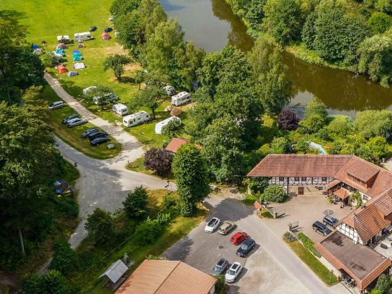 Het mooie camping- en hotelterrein van Landgasthof Probstei Zella aan de rivier in het Duitse Thüringen