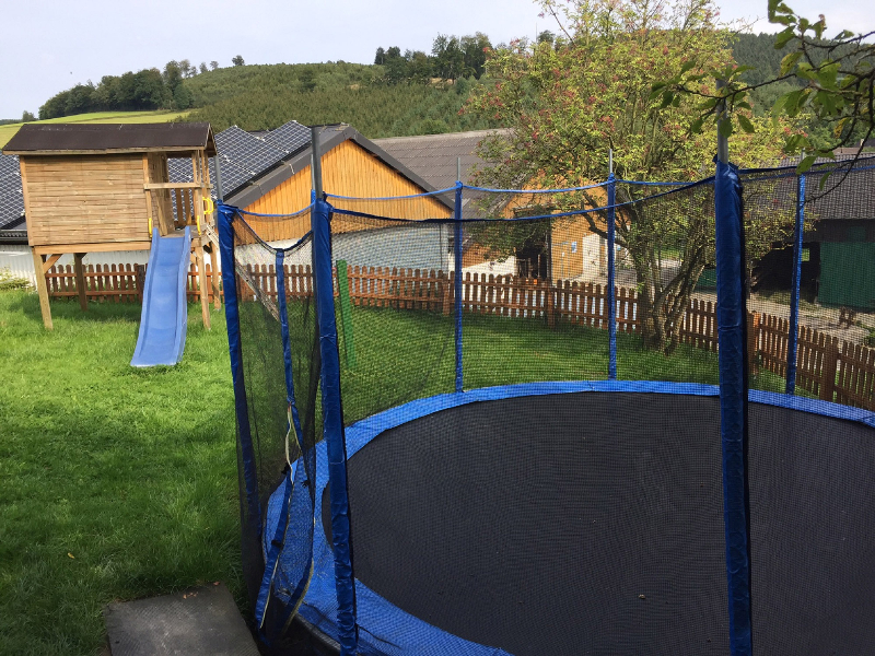 Een trampoline op de heerlijk rustige camping Ferienhof Strattman in het Sauerland.