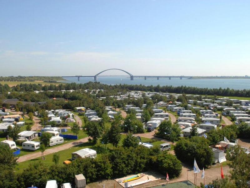 Camping Strukkamphuk ligt op het eiland Fehrman, in het uiterste noorden van de Duitse deelstaat Sleeswijk-Holstein.