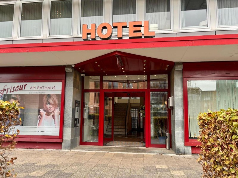 De ingang van Hotel am Rathaus nabij de Rote Strasse in het centrum van Flensburg