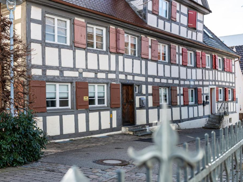 Het appartement FEWO in Bad Buchau in Oberschwaben in een vakwerkwoning.