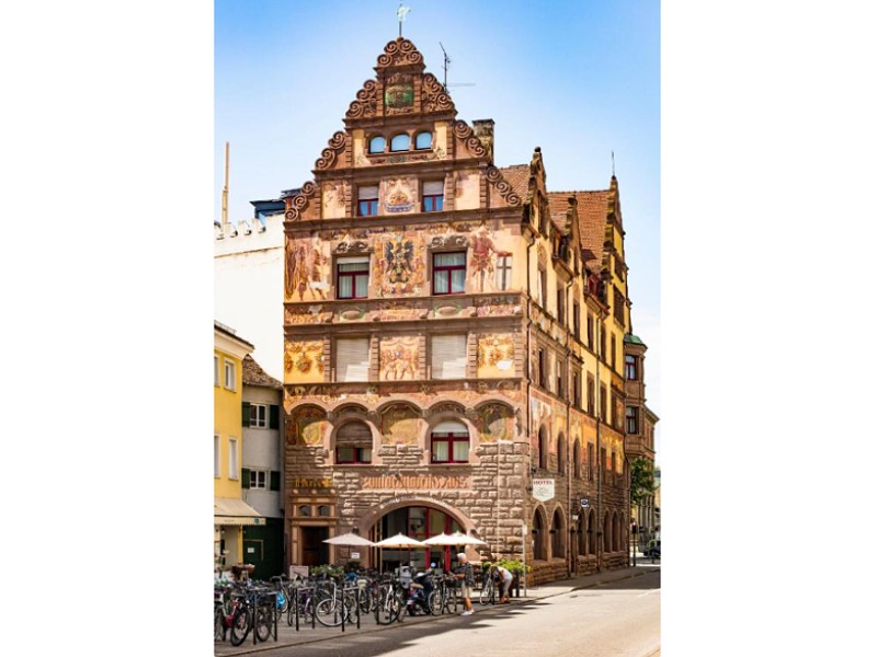 De prachtige gevel van het historische hotel Graf Zeppelin in Konstanz, aan de Duitse Bodensee