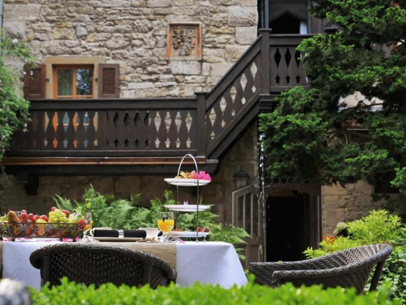 Lekker eten in de tuin van luxe hotel Herrnschoeschen in Rothenburg ob der Tauber
