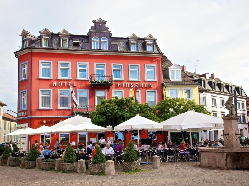 Het gezellige rode Hotel Hirschen aan de rand van het centrum van Konstanz