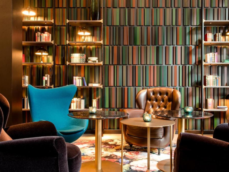De kleurrijke lobby van Motel One Frankfurt-Römer in het centrum van Frankfurt am Main